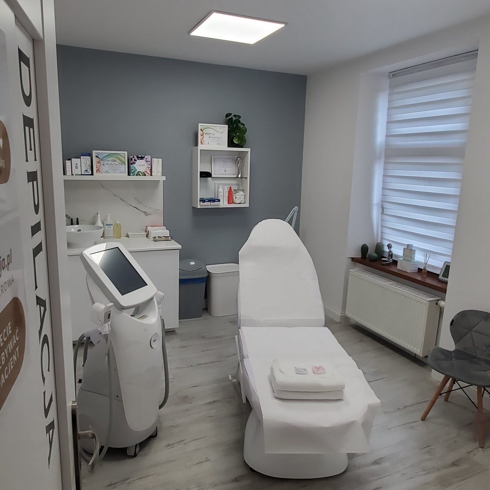 Gabinet depilacji laserowej w salonie Beautiful Skin w Dąbrowie Górniczej: napis DEPILACJA na drzwiach, laser, fotel zabiegowy z ręcznikiem i okno