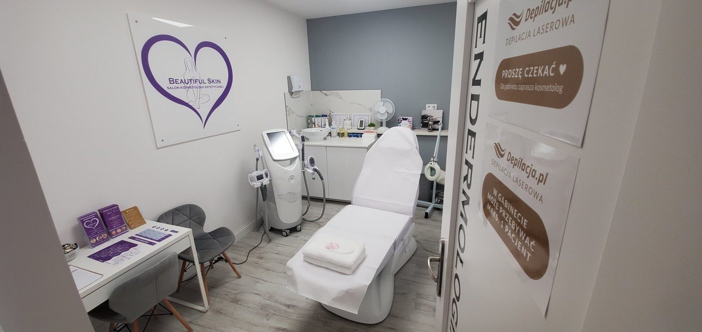 Gabinet endermologii w salonie Beautiful Skin z logo na ścianie i fotelem
