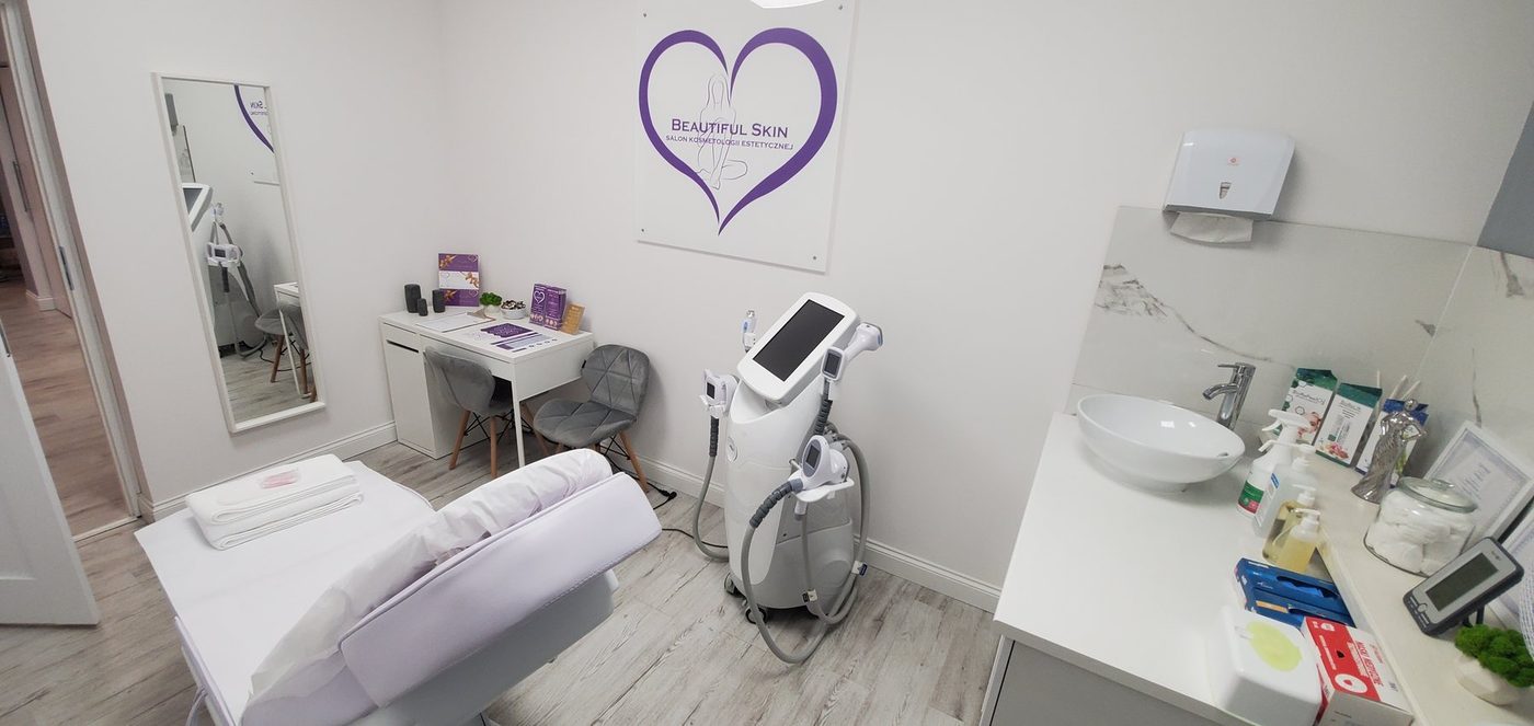 Gabinet endermologii z urządzeniem, fotelem i umywalką