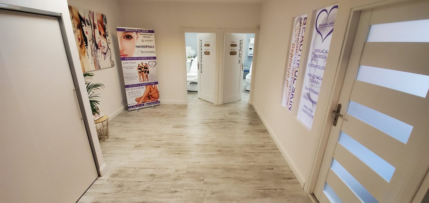Korytarz w salonie z drzwiami do gabinetów