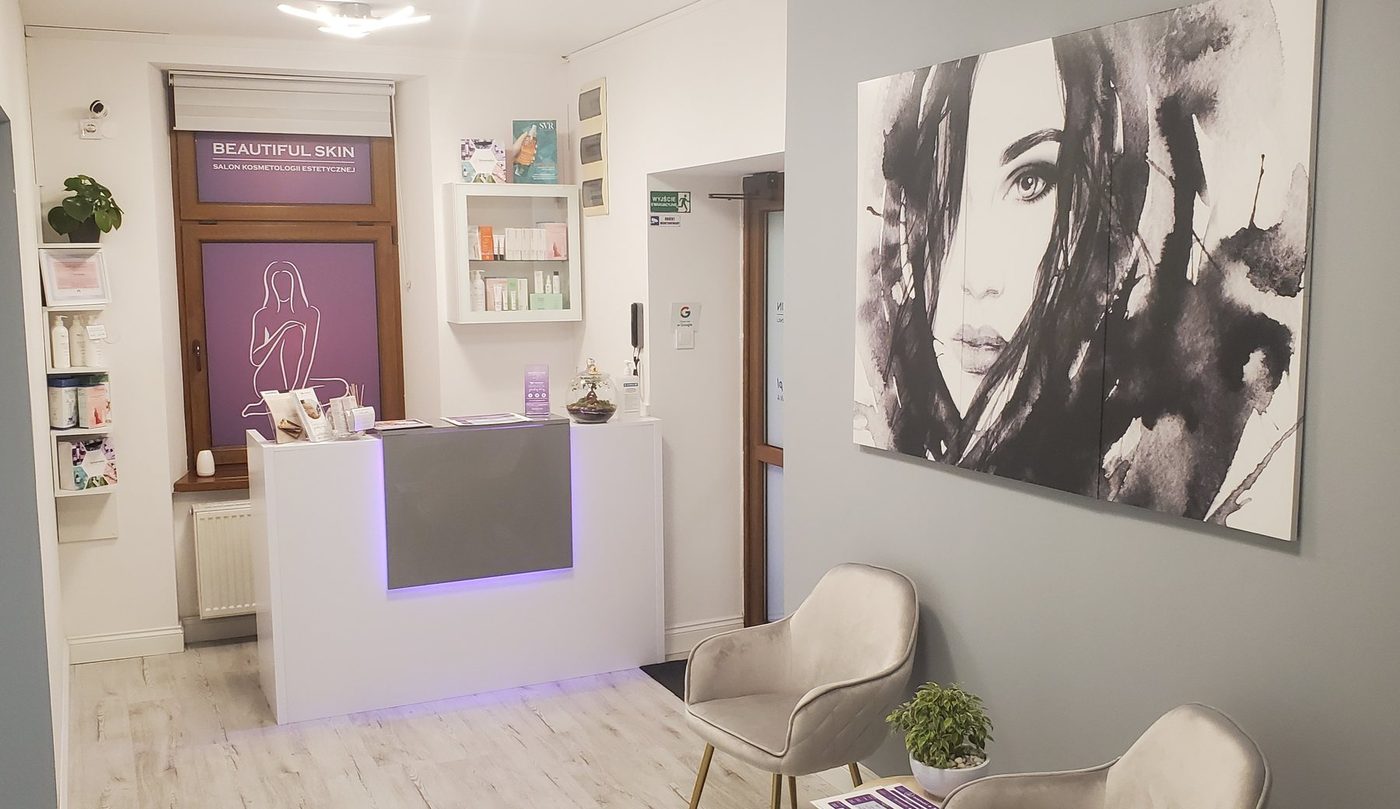 Recepcja salonu Beautiful Skin w Dąbrowie Górniczej, fotel i obraz na ścianie
